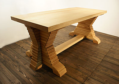 ナラ材の重厚なダイニングテーブル